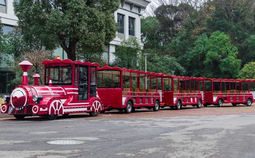 乘坐電動觀光小火車需要注意哪些事項？